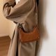 thumbnail image 4 of Bolsos para mujer 2025, nuevo bolso de mano tipo baguette con cadena, bolso bandolera de alta gama, versátil y para desplazamientos diarios., 4 of 5