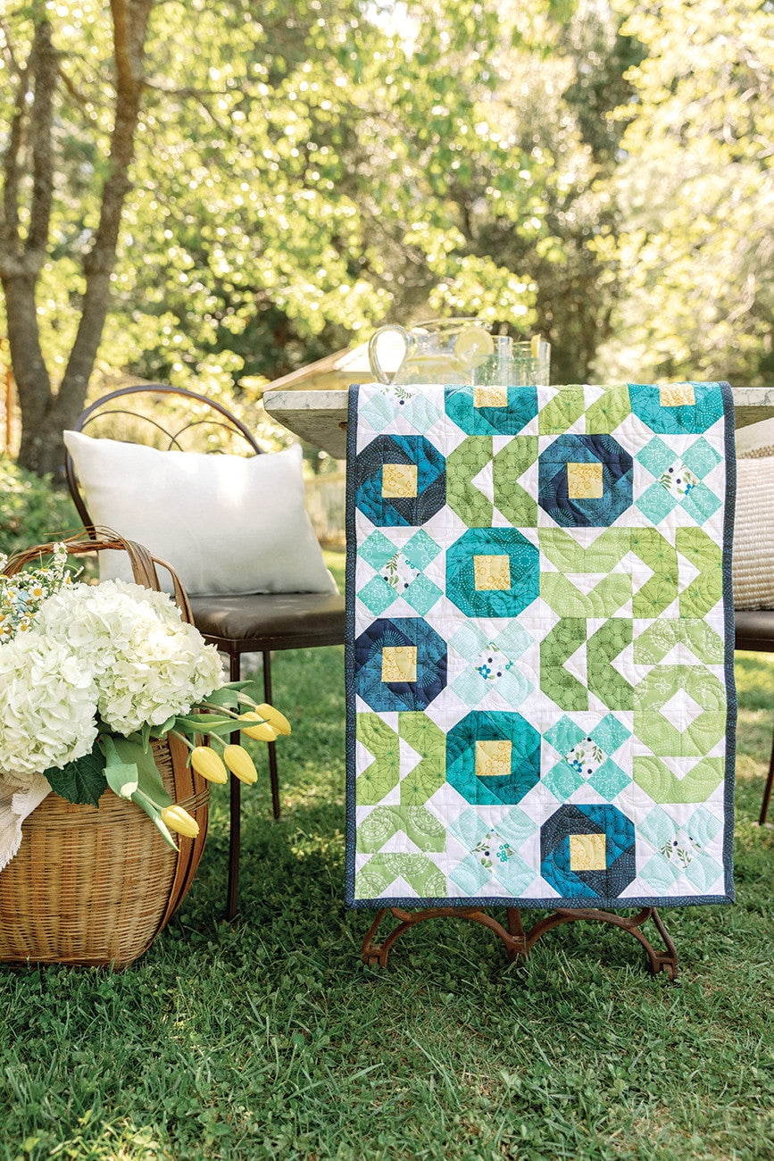 Flower Farm Sampler: 18 Floral Blocks & 7 Fanciful Quilts, (Paperback)