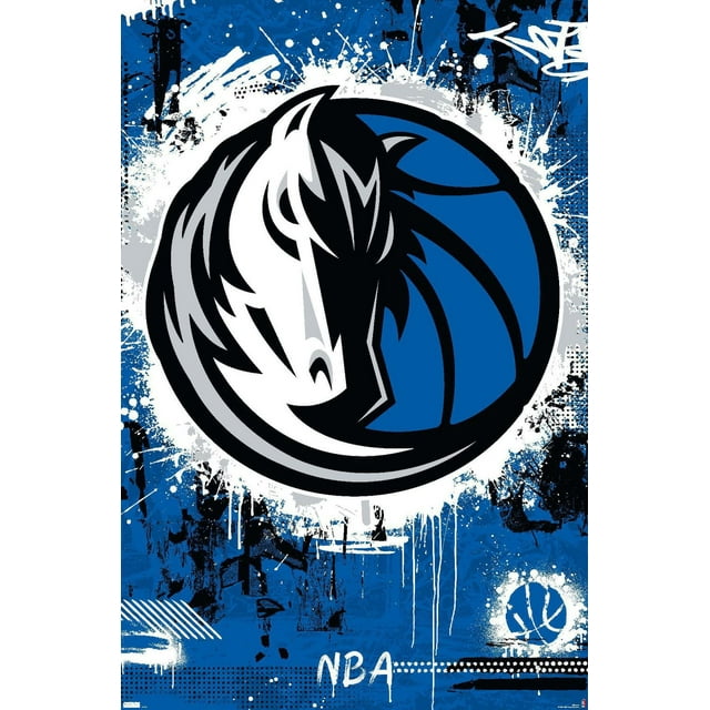 Affiche Murale du logo NBA Dallas Mavericks Mettant en Vedette une Tête de Cheval Stylisée en Noir, Blanc et Gris Entrelacée avec un Ballon de basketball Bleu, sur Fond de Style Graffiti Bleu avec Éclaboussures et Gouttes de Peinture Blanche, Incluant le Texte « NBA » au Bas, Convient à la Déco de Chambre à Thème Sportif.