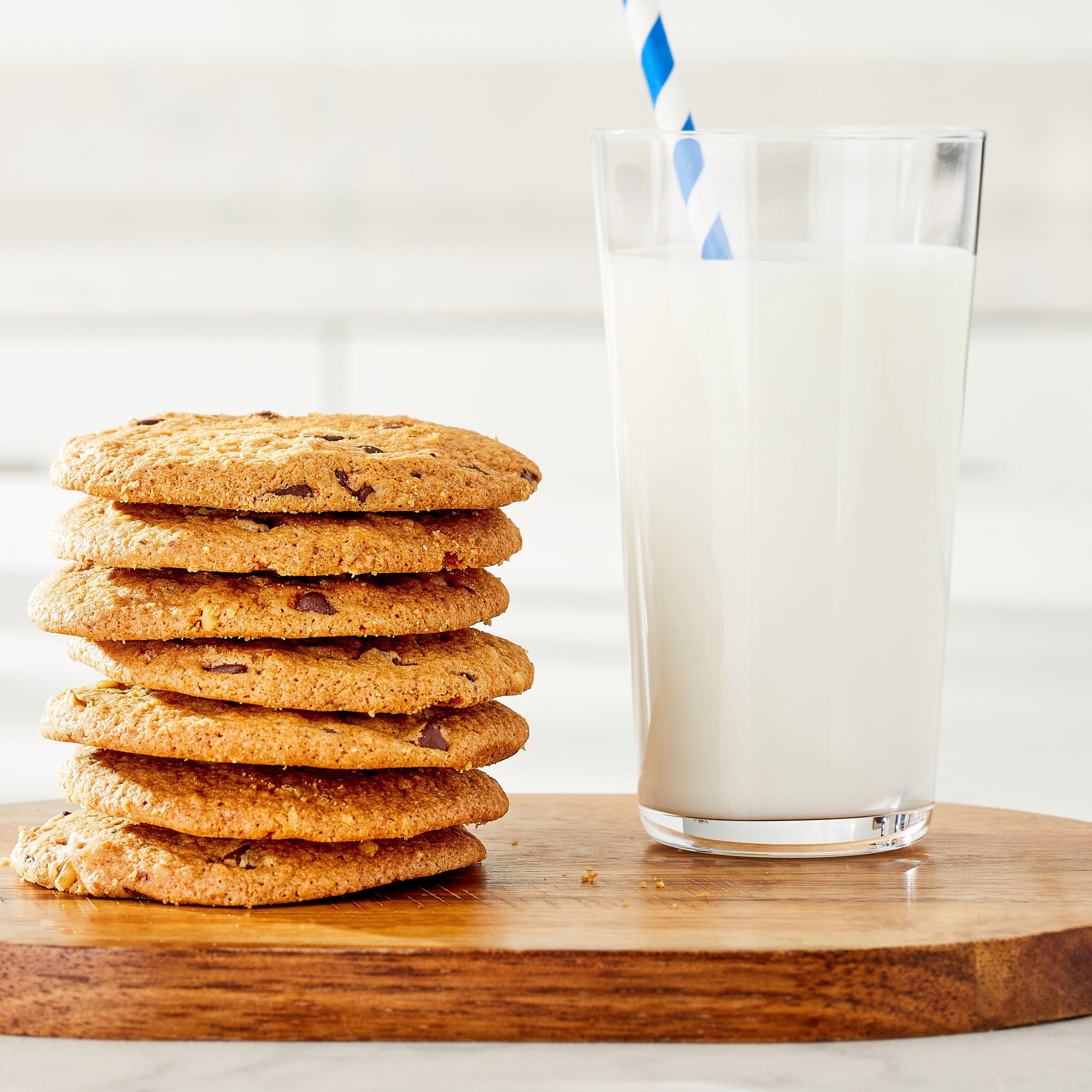 Marketside Thin & Crispy Baked Cookies Made with Chocolate Chips & Walnuts, 6 oz, 8 Count