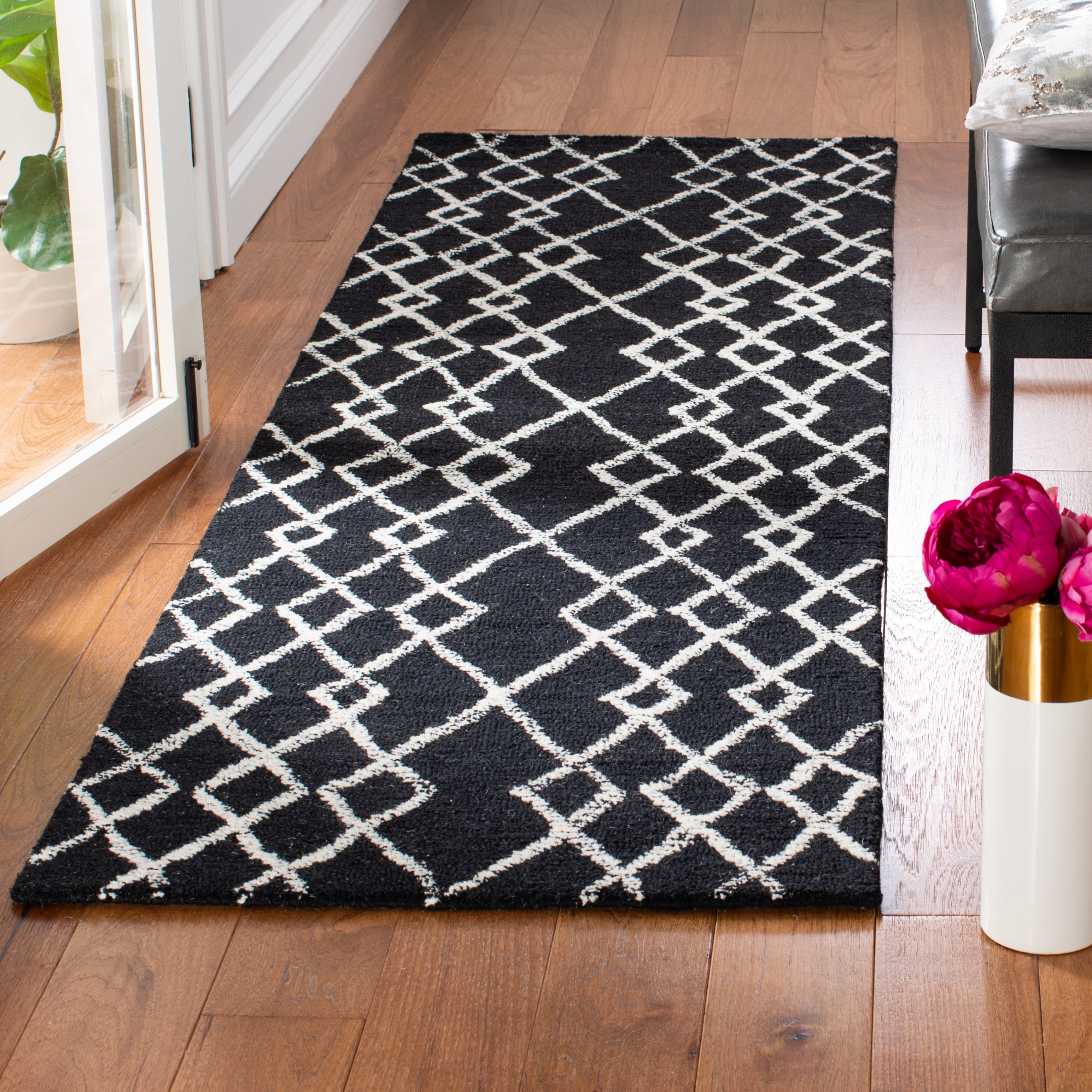 SAFAVIEH Metro Jenny Diamond Runner Rug, Black/Ivory, 2'3" x 8'