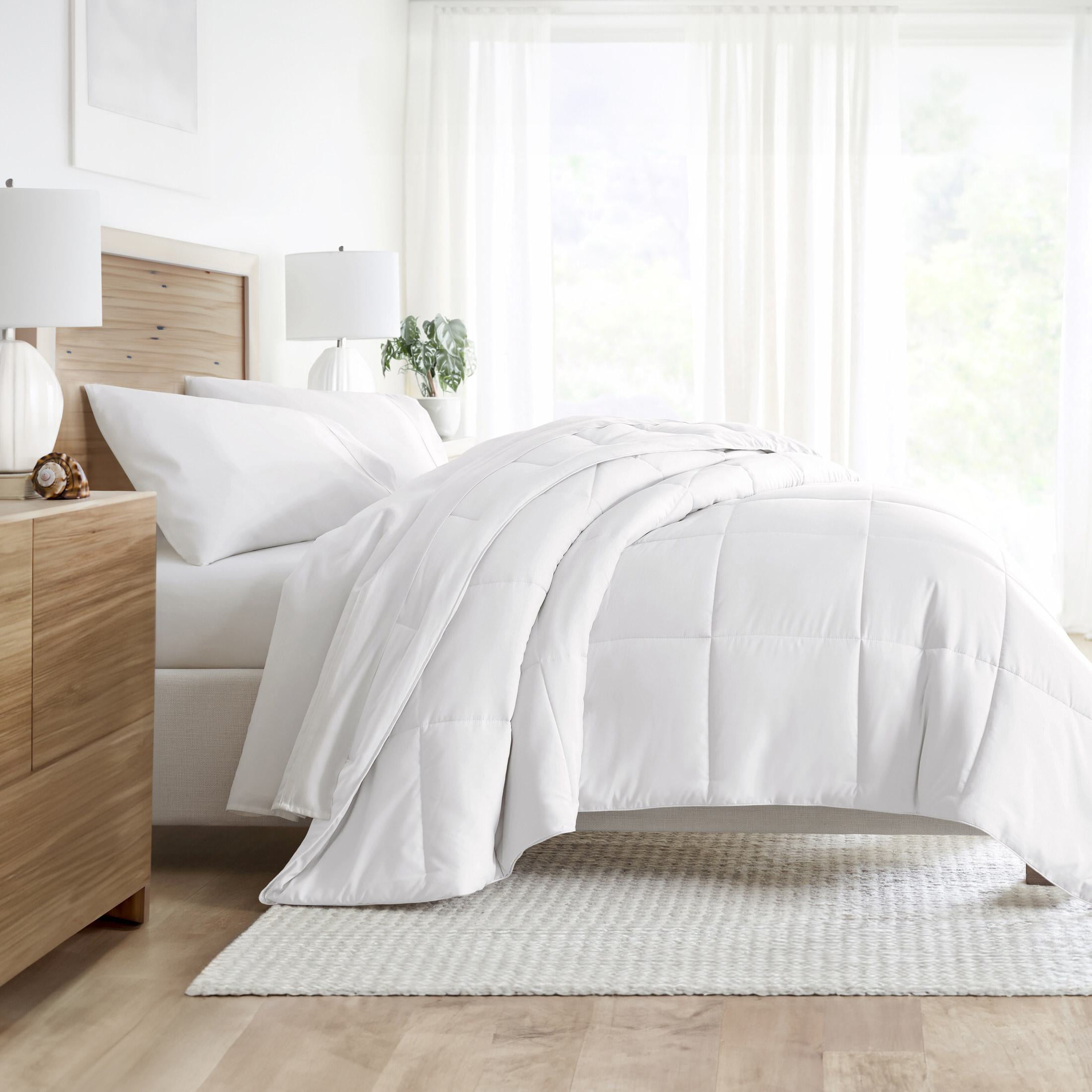 Noble Linens White All Season Lightweight Down-Alternative Solid Comforter, Full/Queen