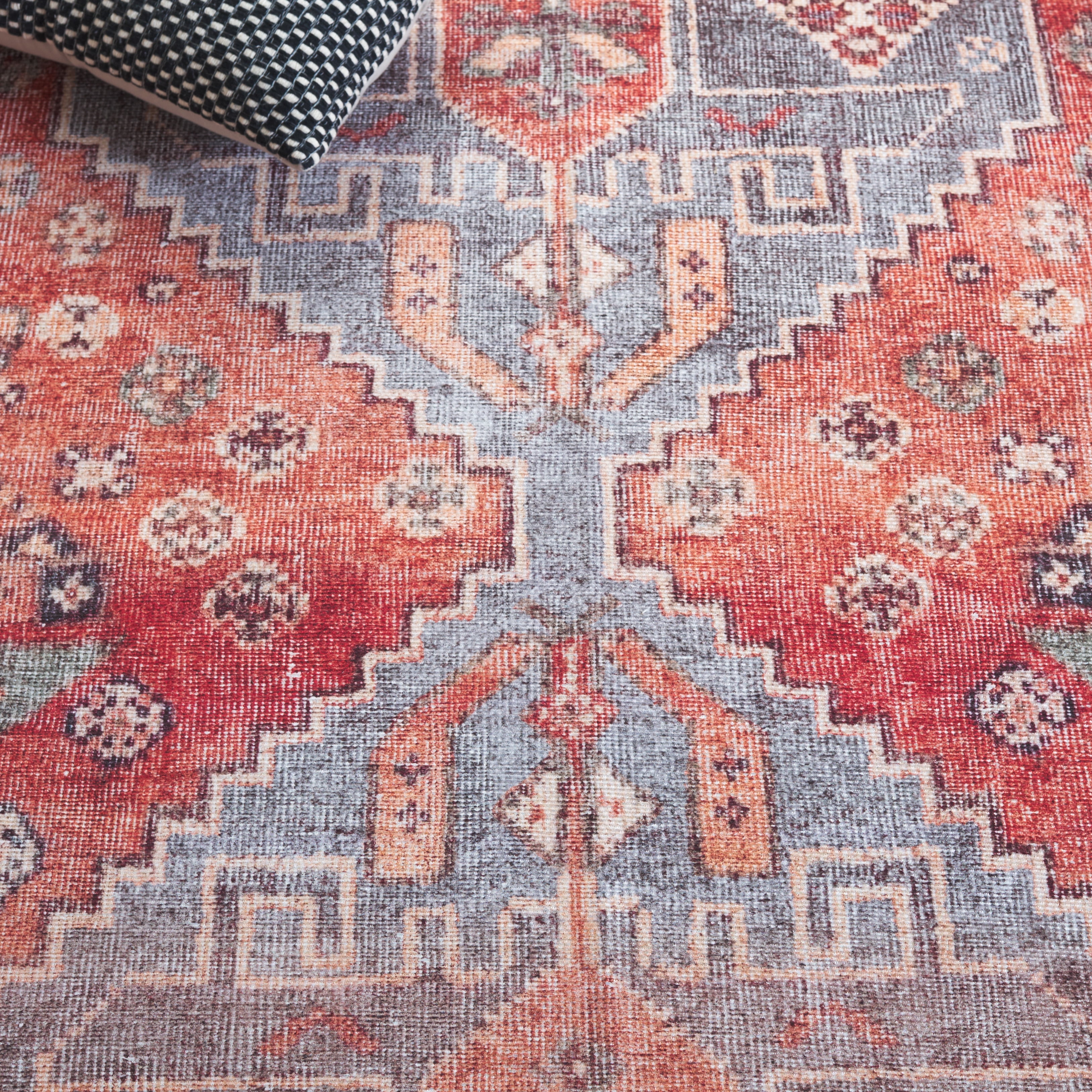 SAFAVIEH Vintage Serapi Tessan Medallion Machine Washable Area Rug, Red/Blue, 8' x 10'