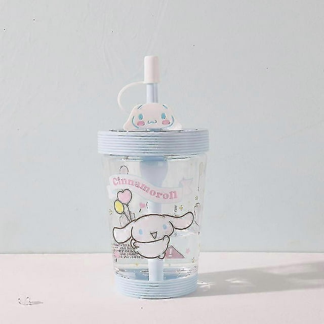 born pretty kawaii sanrios cinnamonroll kuromi my melody cartoon water bottle with straw summer ice water cup boyfriend and girlfriend gift Unisex 535mL plastic water cup, centered front view of 6.8×20cm clear cylindrical bottle with pastel blue ribbed screw lid and base, printed Cinnamoroll character with balloons and stars, internal straw with silicone mouthpiece topped by a small Cinnamoroll head; often used as a vaso entrenador for toddlers.