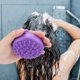 thumbnail image 3 of Cepillo de baño multifuncional para una limpieza y relajación máximas. Champú masajeador revitalizante de silicona morada para el cuero cabelludo, 3 of 8