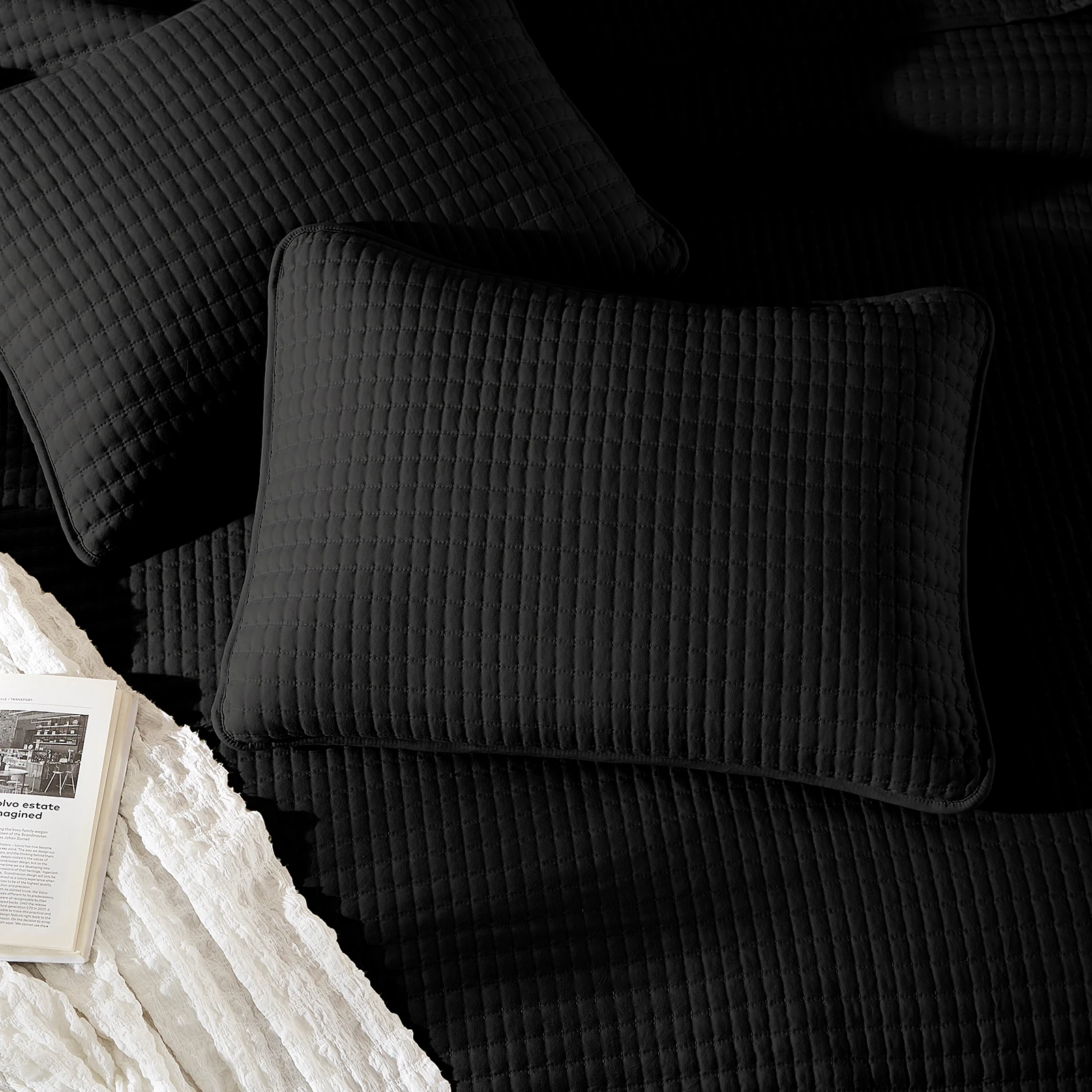 Amberspace Lightweight 3-Piece Bed in a Bag Quilt Set with Pillow Shams,Black,Queen