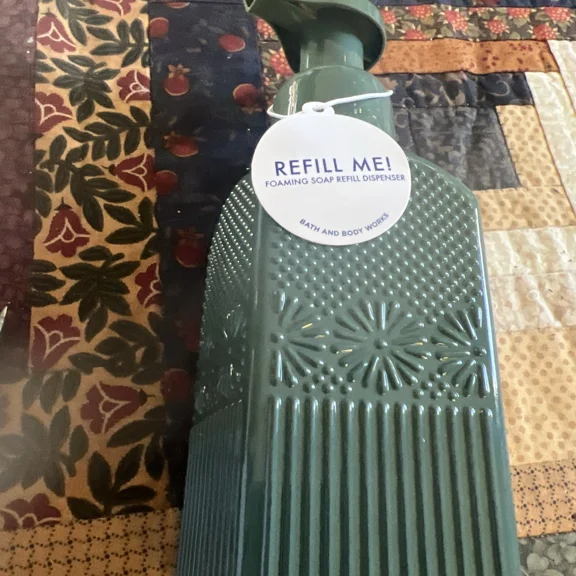 Bath & Body Works Green Foaming Soap Dispenser Textured Vertical Floral Dots New