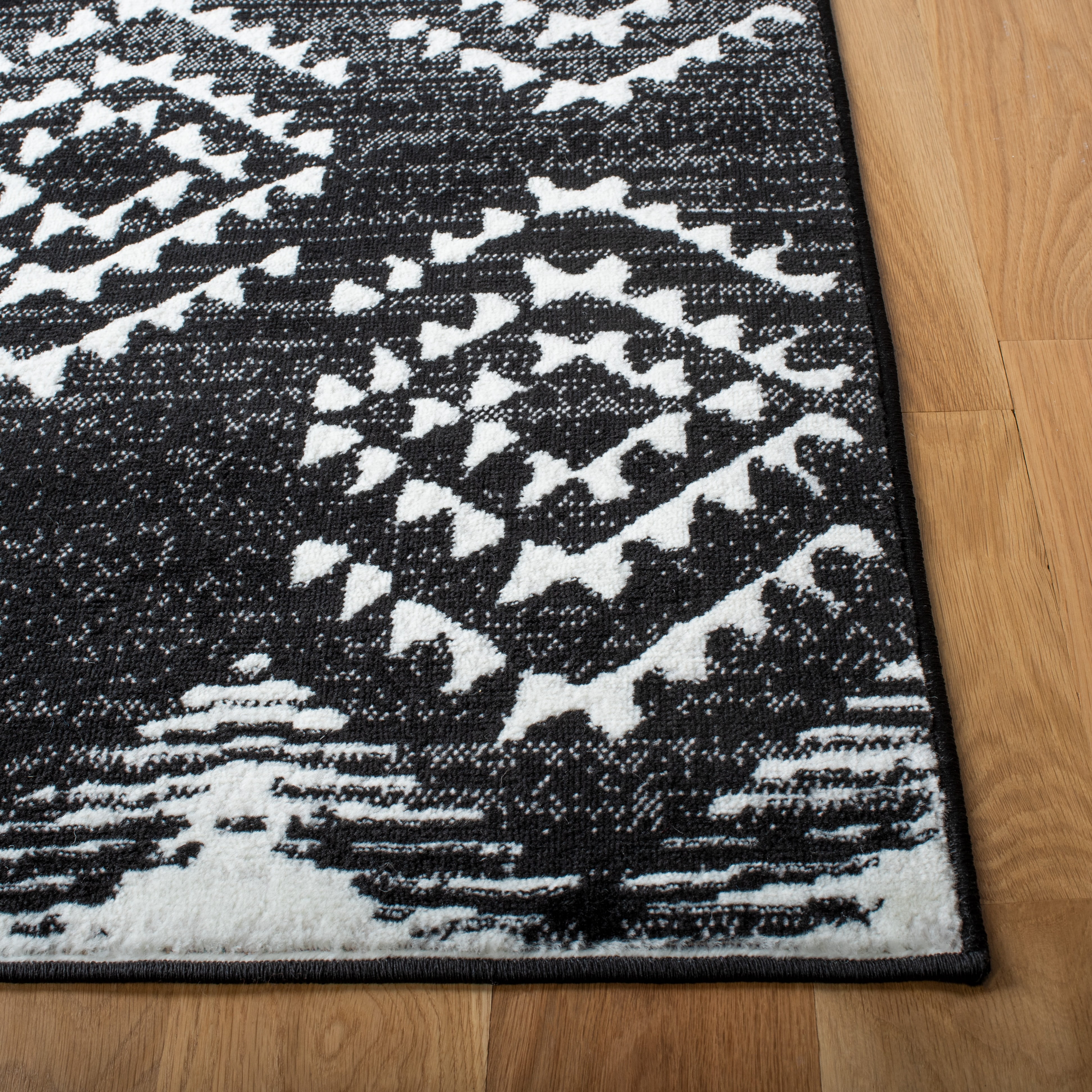 SAFAVIEH Skyler Kandace Oriental Area Rug, Black/Ivory, 4' x 6'