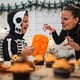 thumbnail image 5 of Molde de pastel de calabaza de Halloween, molde de silicona para galletas, molde de chocolate con calavera de caramelo, 5 of 6