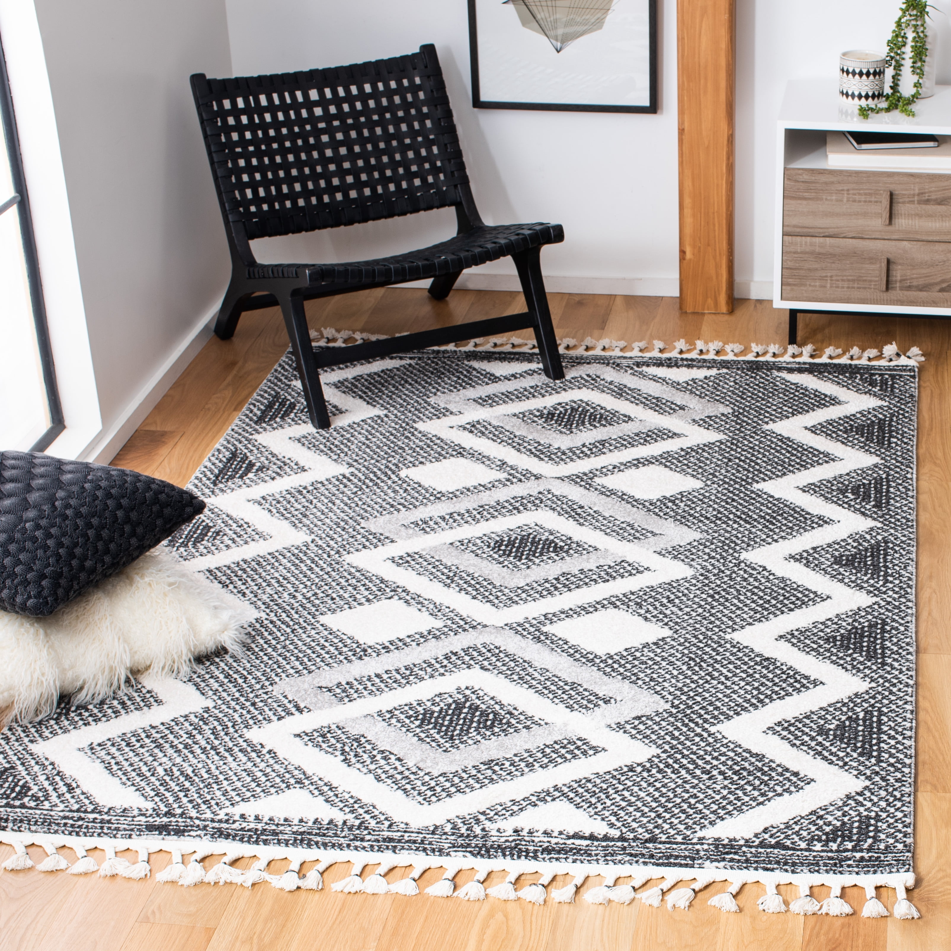 SAFAVIEH Moroccan Tassel Reanna Southwestern Shag Area Rug, Ivory/Black, 4'5" x 6'5"