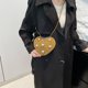 thumbnail image 2 of Bolso Cuerpo Cruzado para Mujeres en Forma Cartera Cuero Con Tachuelas PU Corazón, 2 of 9