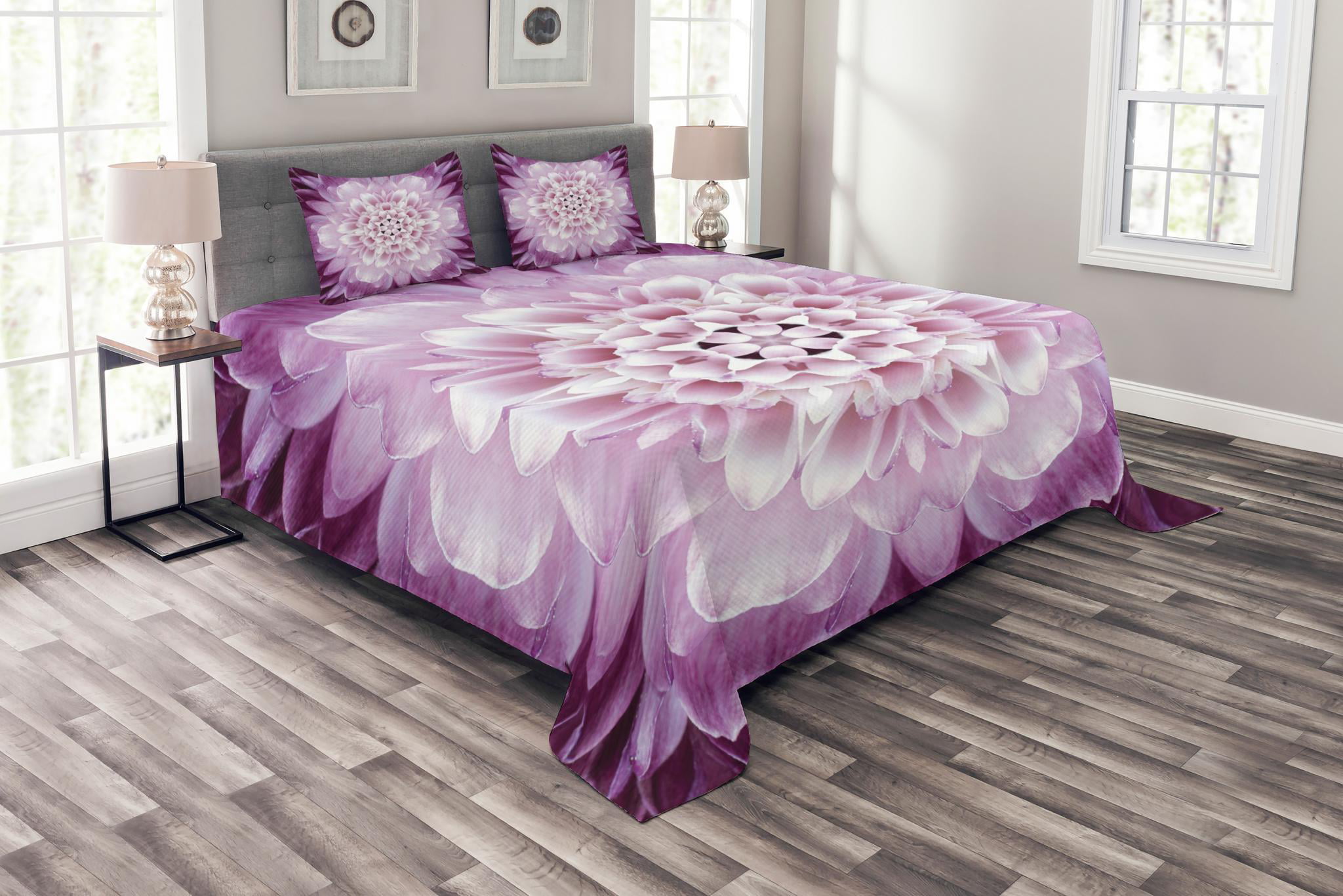 Flower Bedspread Set, Close-up Image of a Chrysanthemum Blossom Fresh ...