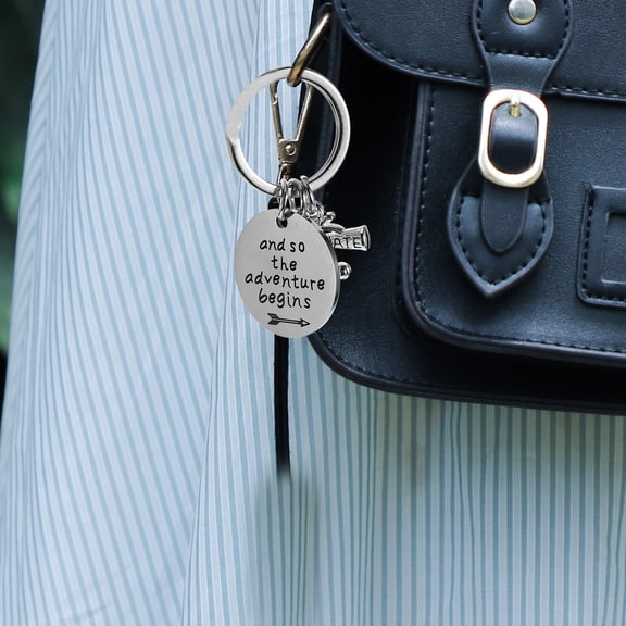 TABLZONE Graduation Keychain Round Bag Charm, 1 Pc Decorative Graduation Accessory for Caps, Backpacks, and Bags