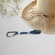thumbnail image 3 of Clip para sombrero para viajar en el equipaje, porta sombreros, accesorio ligero de manos libres. Azul marino, 3 of 9