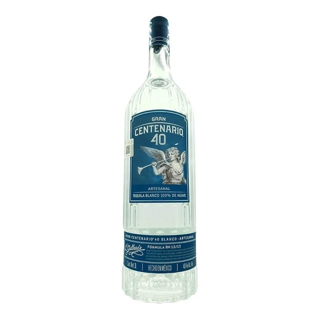pack de 2 tequila gran centenario 40 blanco 3 l pack de 2 botellas; vista frontal de una botella alta y transparente con etiqueta azul que muestra "Centenario 40" y un águila, texto que indica "Tequila Blanco 100% de Agave", cuello con cierre negro; 3 L por unidad, marca Gran Centenario; fondo blanco. Suele usarse en coctelería y para compartir en reuniones entre adultos.