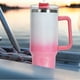 thumbnail image 4 of Vaso de 40 oz con asa y tapa con pajita, taza de viaje de acero inoxidable reutilizable y aislada que mantiene las bebidas frías, botella para agua, té helado o café, 4 of 5