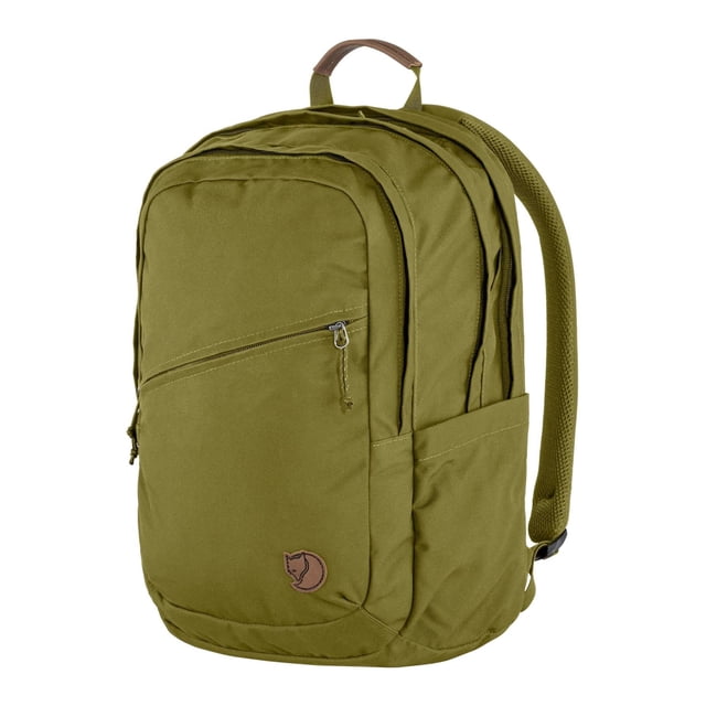mochila fjällräven raven 28 foliage green para ordenadores portátiles de 15 pulgadas, vista 3/4 frontal, silueta clásica con tres compartimentos con cremallera y funda acolchada para portátil hasta 15"; panel trasero acolchado de malla y correas de hombro cómodas; bolsillo frontal con cremallera y bolsillos organizadores interiores de malla; bolsillos laterales abiertos y lazo de cincha lateral; parche con logo Fjällräven en cuero. Su tamaño compacto suele usarse también para guardar equipo de cámara pequeño o accesorios de viaje.