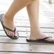 thumbnail image 4 of Sandalias planas Qarigey para mujer Punta abierta Pantuflas antideslizantes Playa Verano Color marrón, 4 of 6