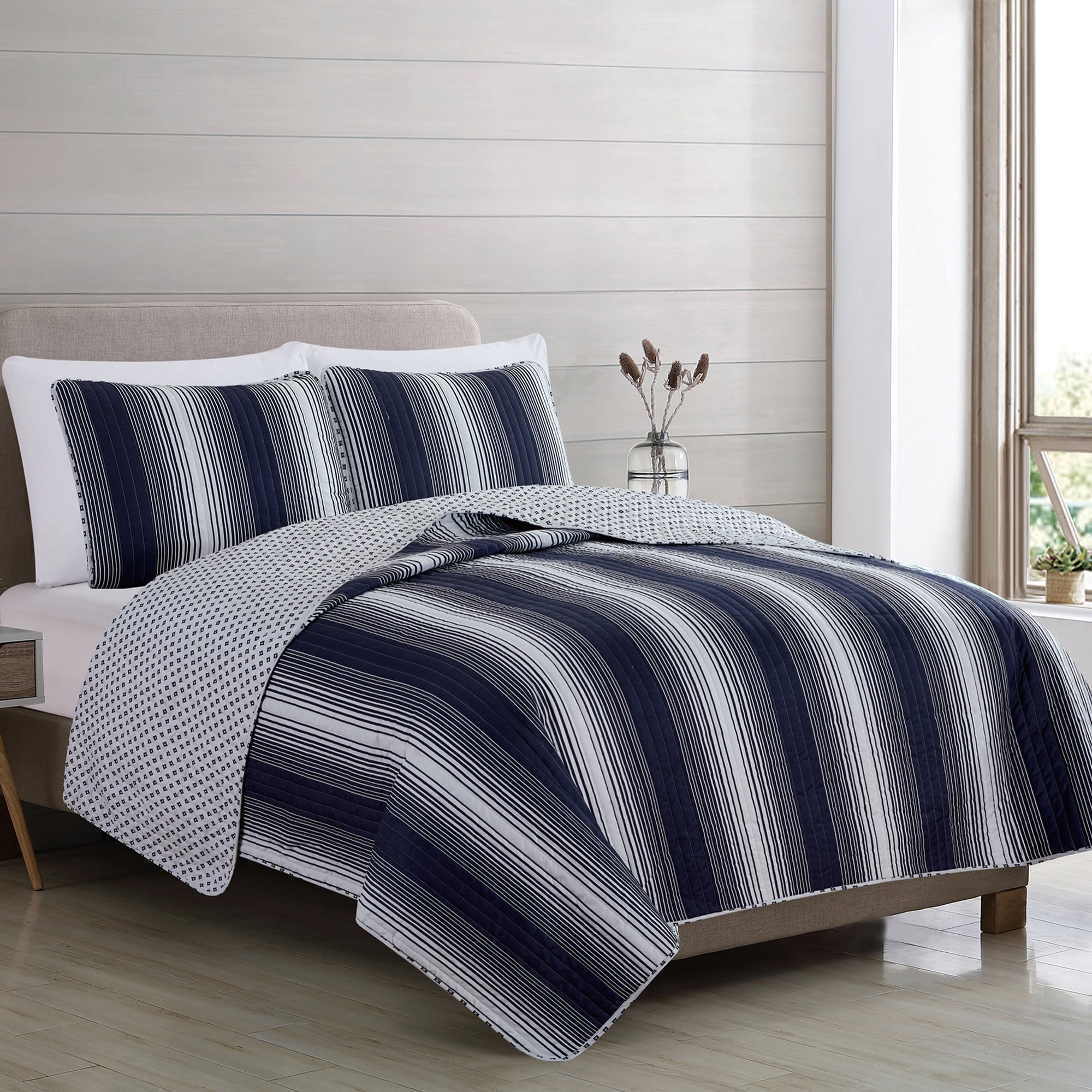 Twin, Grey All-Season Bedspread with Ombre Striped Pattern 2-Piece Reversible Quilt Set with Shams Everette Collection