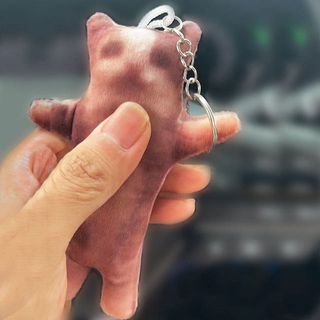 Un gran llavero con voz de gato banana que llora y que emite un chillido de maullido de banana.
