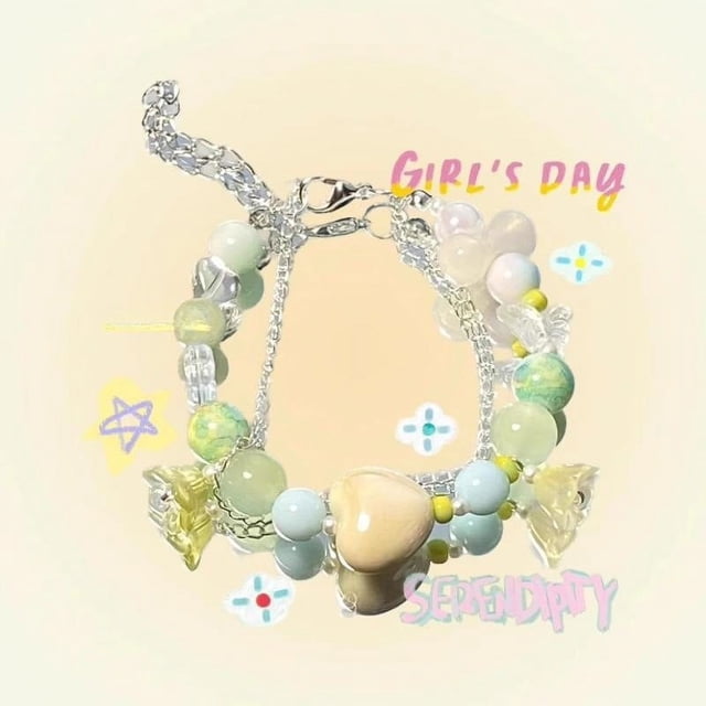 El dueño de la tienda recomienda una pulsera soleada con sabor a crema para niñas con cuentas de cristal para novias.