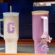 thumbnail image 5 of Juego de accesorios Uxcell para taza con asa, que incluye cubierta de silicona para popote, bota, tapón a prueba de derrames, encanto de asa, etiqueta de iniciales letra G, 5 of 7