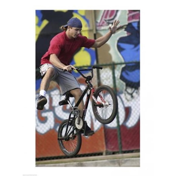 Vue à Faible angle d'Un Garçon Ado en Acrobatique sur un Vélo -18 x 24 Affiche Imprimée