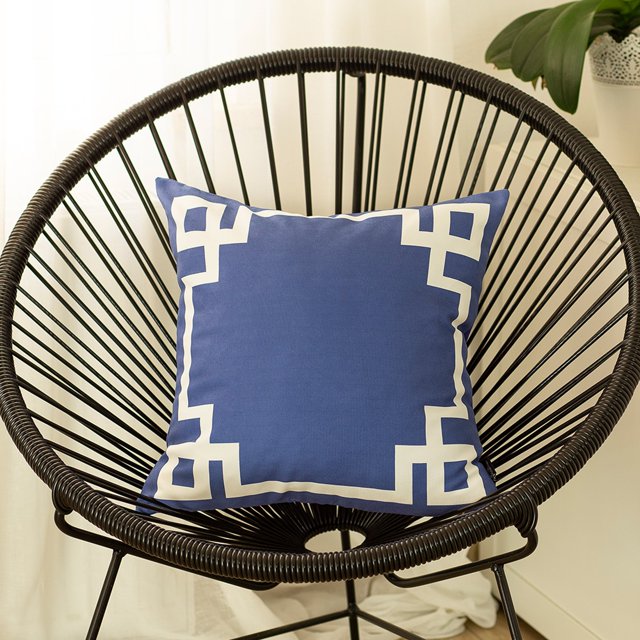 Housse de Coussin Décorative Géométrique Exposée sur une Chaise Tissée Noire. la Housse de Coussin Présente un Motif Géométrique Audacieux en Blanc sur Fond Bleu Foncé, Idéal pour Rehausser la Déco de la Maison. Fabriquée en Tissu polyester Brossé Doux, Elle Comprend une Fermeture Éclair Dissimulée pour un Style Sans Couture. Recommandée pour des inserts de Coussin 18” x 18” Ou 20” x 20”, Vendue Séparément. Écologique et Certifiée OEKO-TEX Standard 100.