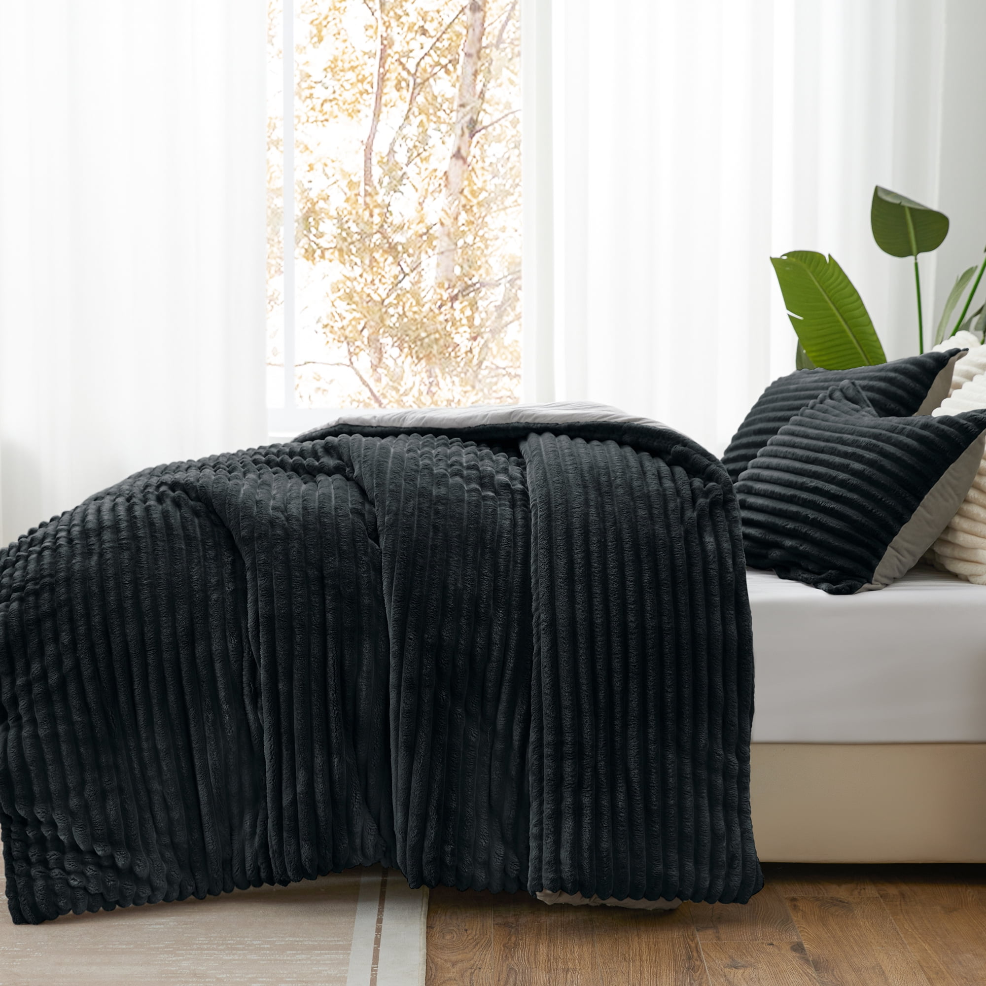 BEDELITE Fleece King Comforter Set -Super Soft & Warm Fluffy Black Bedding, Luxury Fuzzy Heavy Bed Set for Winter with 2 Pillow Cases