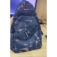 thumbnail image 3 of Bolsa de pecho para hombres para viajes y exteriores - Bolsa mensajera ligera de nailon con jack para auriculares y almacenamiento en varias capas, 3 of 7