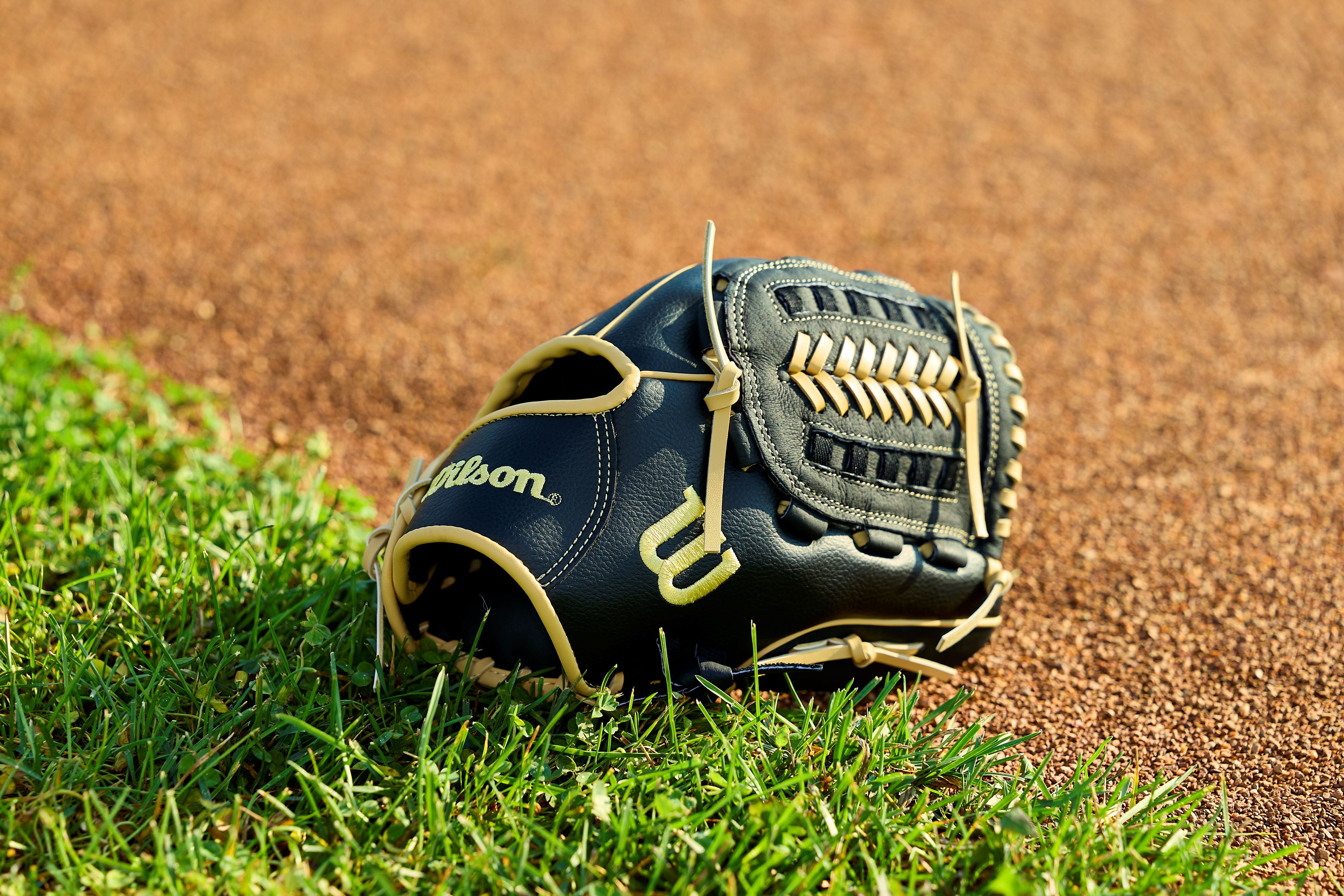 Wilson Ultra 11.5" Youth Utility Baseball Glove, Right Hand Throw, Black/Blonde