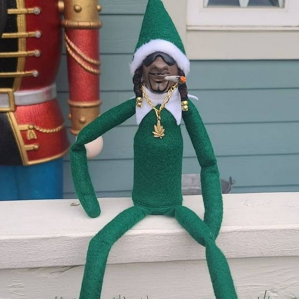 Elfo de Navidad vendedor caliente con gafas de sol y sosteniendo un cigarrillo de muñeca encorvado en el estante, adornos para el hogar