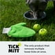 thumbnail image 2 of Guante antigarrapatas Tick Mitt Green para humanos y mascotas, 2 of 6