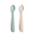 thumbnail image 1 of Set de 2 Cucharas de Alimentación para Bebé de Silicona mushie Azul Cambridge y Arena, 1 of 8