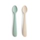 thumbnail image 1 of Set de 2 Cucharas de Alimentación para Bebé de Silicona mushie Azul Cambridge y Arena, 1 of 8