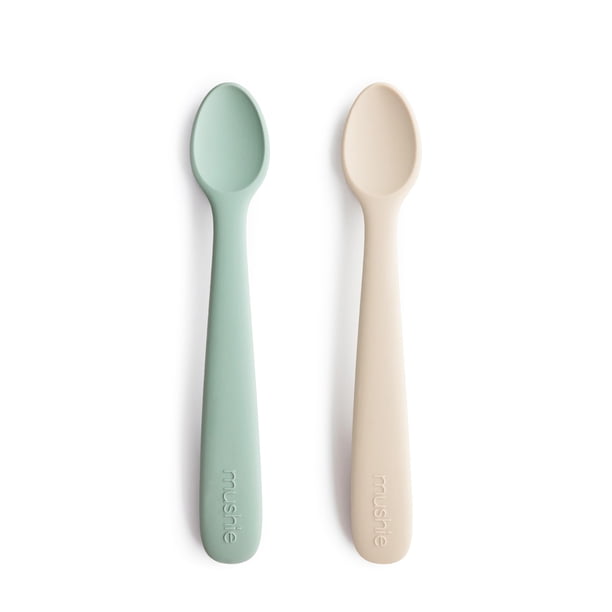 Set de 2 Cucharas de Alimentación para Bebé de Silicona mushie Azul Cambridge y Arena