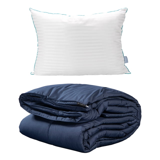 edredón individual homy azul + almohada royal muestra un edredón azul doblado en 3/4 con costuras visibles y etiqueta DICASA, y una almohada blanca con ribete azul claro y finas franjas horizontales; edredón individual aprox. 170 cm x 230 cm, tela y relleno 100% poliéster, microfibra 150 g; frecuente elección como cobija ligera en viajes.