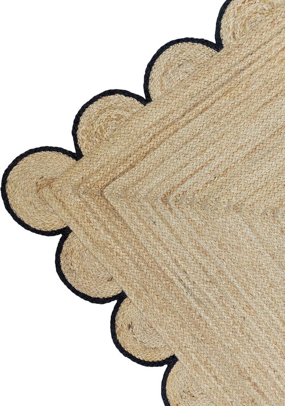 Scalloped Handwoven Natural Jute Area Rug, Black Trim, 4'x6'
