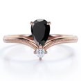 thumbnail image 1 of JeenMata Anillo de Compromiso con Doble Piedra en V de Moissanita y Diamante Negro Cultivado de 1 Quilate con Borde Milgrain - Baño de Oro Rosa de 18 K sobre Plata, 1 of 6