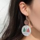 thumbnail image 3 of CHAO 2 pares de pendientes redondos de cuero de Navidad, bloques de madera de PU con purpurina esmerilada en polvo fino, bloques de madera para árbol de Navidad, 3 of 5