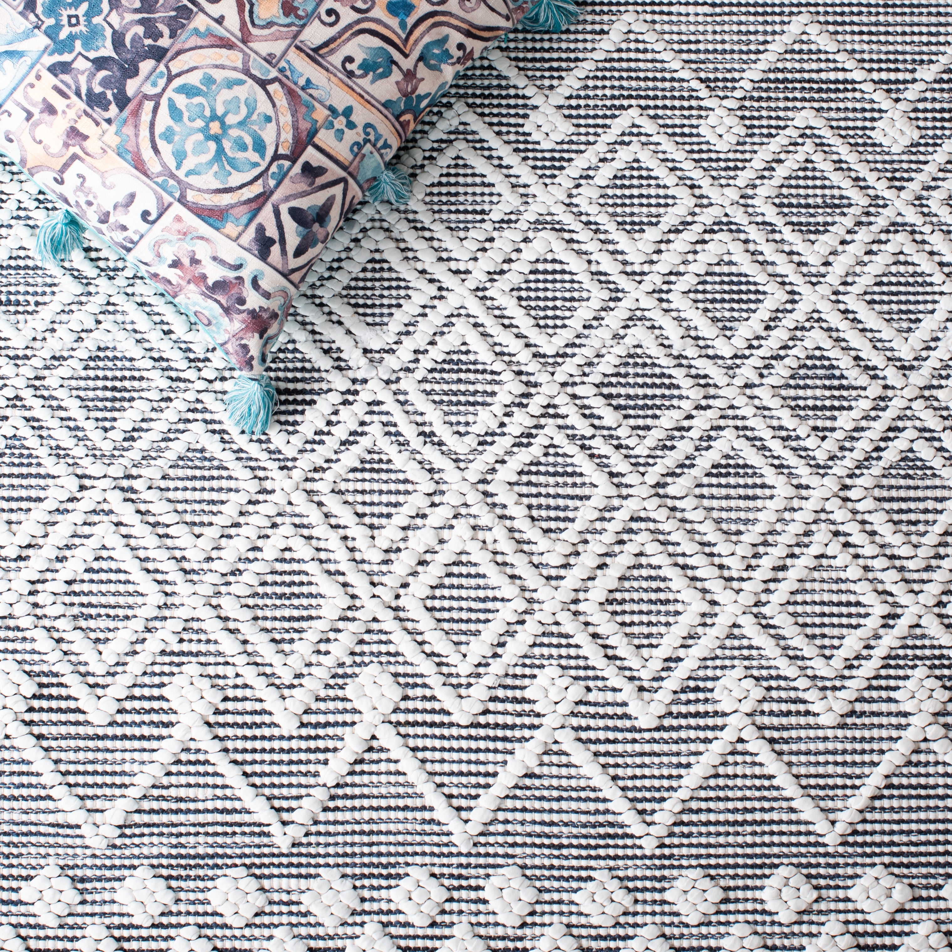 SAFAVIEH Natura Dashiell Geometric Area Rug, Charcoal/Ivory, 6' x 6' Square