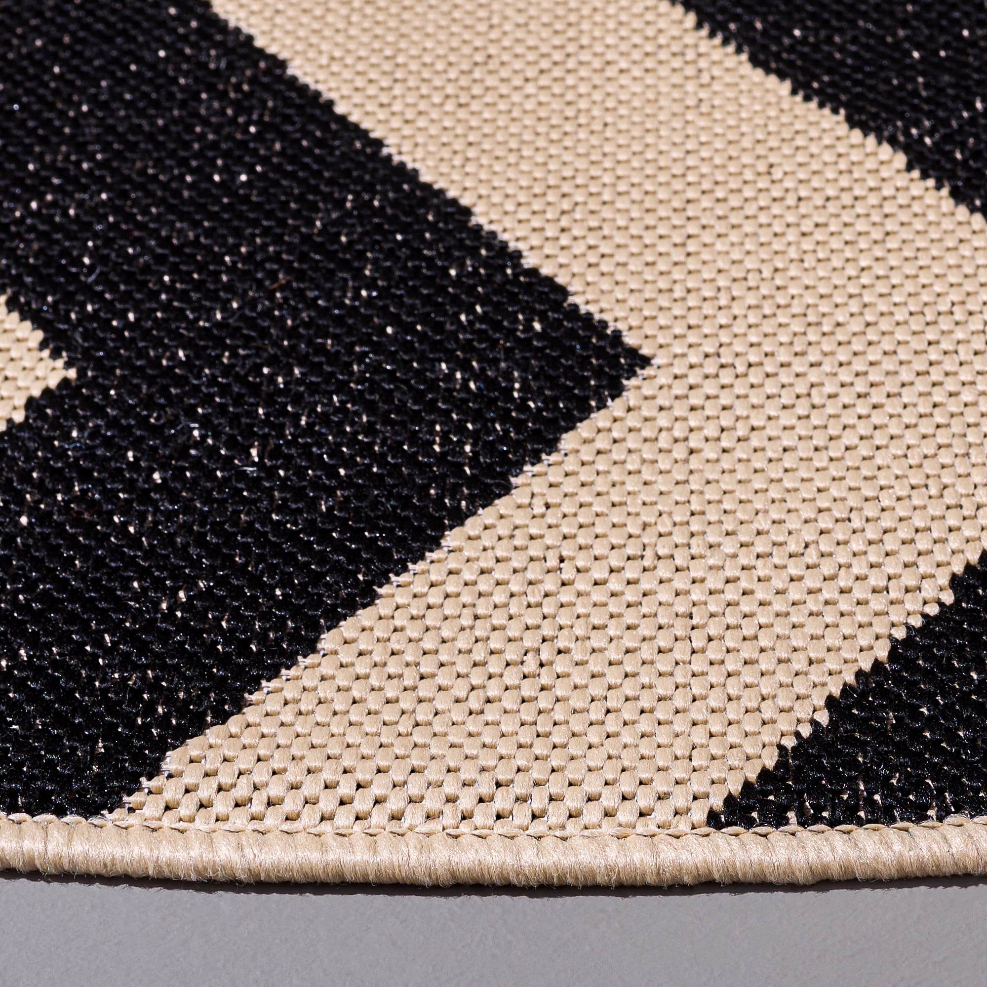 Safavieh Courtyard Ayden Chevron Indoor/Outdoor Area Rug, Black/Beige, 5'3" x 5'3" Round