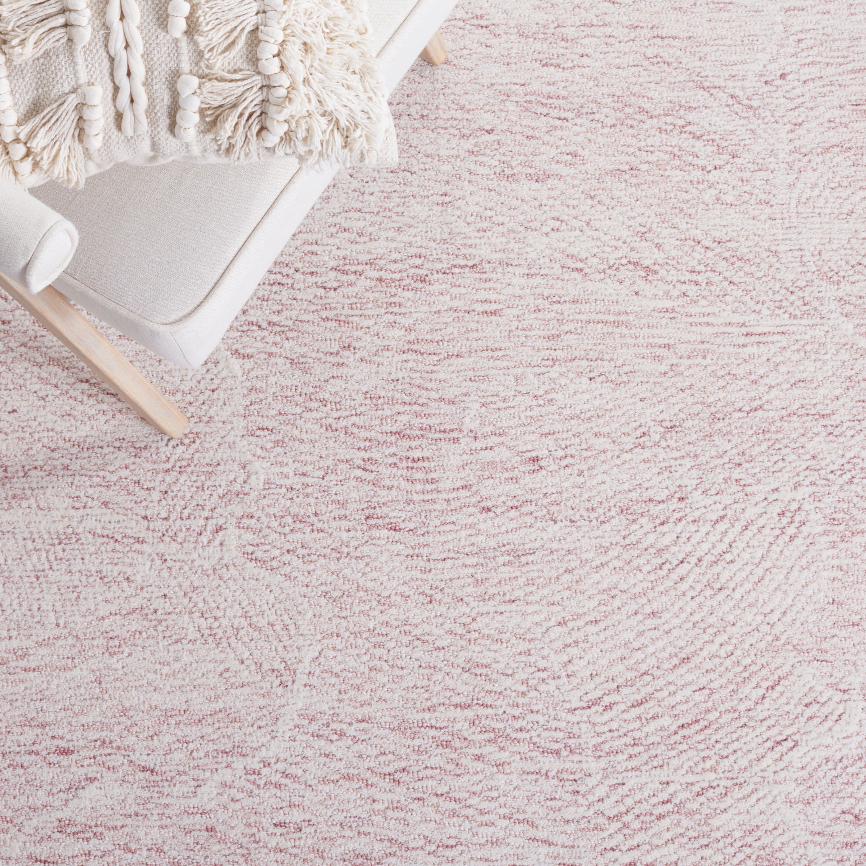 Safavieh Metro Patricia Distressed Area Rug, Pink/Ivory, 6' x 6' Round