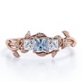 thumbnail image 1 of JeenMata Anillo de Compromiso de Triple Piedra con Aguamarina y Moissanita Creadas en Laboratorio de 1 Quilate con Corte Princesa y Hoja de Parra Chapado en Oro Rosa de 18 K sobre Plata, 1 of 6