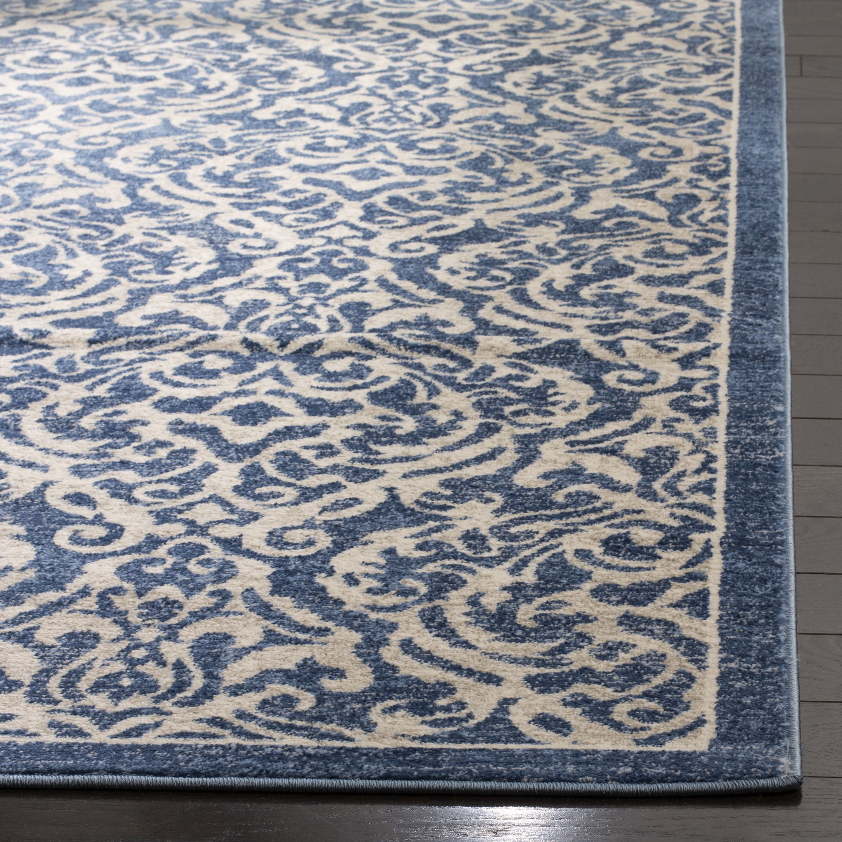 SAFAVIEH Brentwood Dilara Damask Area Rug, 4' x 6', Navy/Cream