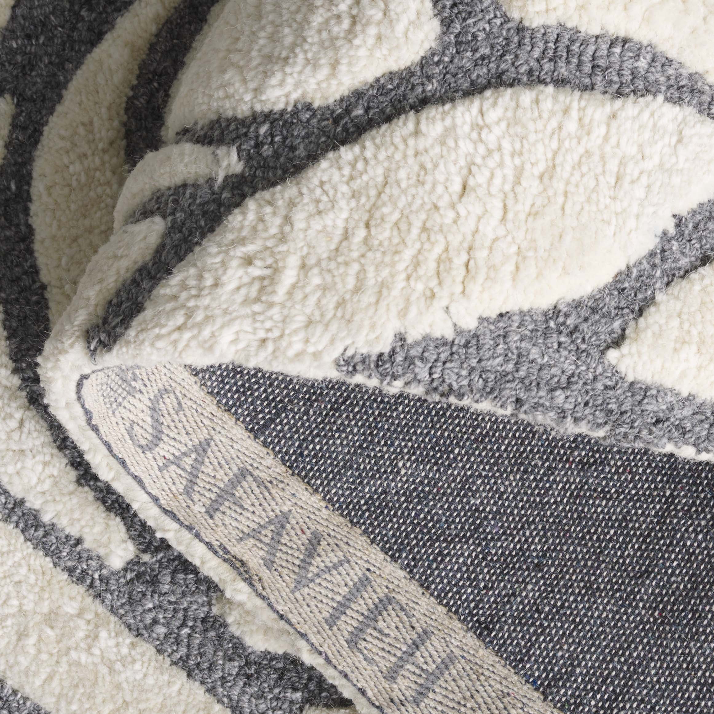 SAFAVIEH Casablanca Yadira Floral Shag Runner Rug, Ivory/Grey, 2'3" x 12'