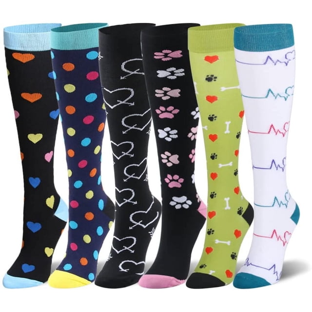 medias de compresión para hombres y mujeres - 20-30 mmhg 2 a 6 pares de medias de compresión para corredores, edema seis medias largas en vista frontal 3/4 con estampados distintos: corazones multicolor en negro con puño celeste, puntos multicolor en negro con puño verde agua, corazones blancos enlazados en negro, huellas rosadas en negro con puño rosado, huesos y corazones en verde pistache, y blanco con líneas de electrocardiograma en colores; banda superior de compresión visible. A menudo usadas por corredores para soporte de 20-30 mmhg.