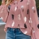 thumbnail image 1 of Camiseta Con Cuello Con Muescas Y Estampado de plumas Alegría Market, 1 of 4
