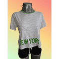 thumbnail image 1 of Blusa de Manga Corta estilo "Urban Cool": Estilo y Frescura al Instante Color Blanco Con Verde Talla Chica, 1 of 3