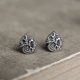 thumbnail image 3 of Un par de pendientes de calavera de lagarto punk de plata de ley 925, pendientes góticos hipoalergénicos, pendientes de camaleón, regalo para hombres, mujeres, regalos para compañeros de clase, amigos. Rojo Verde, 3 of 5